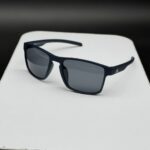 عینک همراه با کاور پارچه ای و دستمال رایگان میباشد برای تهیه کیف به دسته بندی کیف عینک سر بزنید