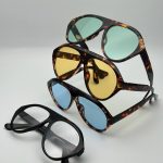 عینک همراه با کاور پارچه ای و دستمال رایگان میباشد لنز عینک یووی 400 ضد اشعه برای تهیه کیف به دسته بندی کیف عینک سر بزنید